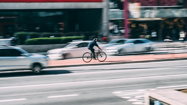 ロードバイクで風を切って走るサイクリスト