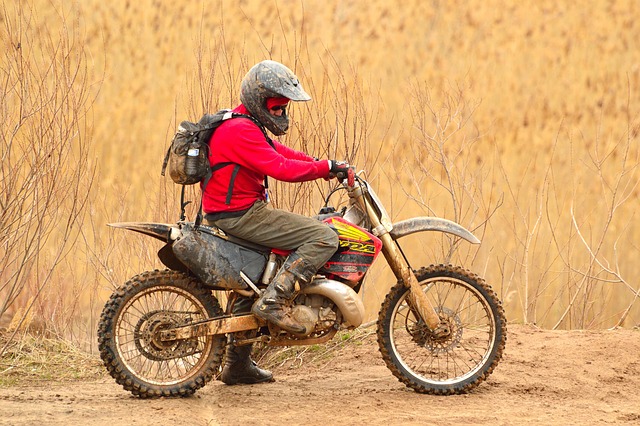 ロードバイクのパーツを調整する様子