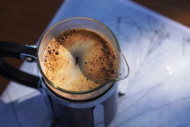 コーヒーを淹れる際に、湯温計で温度を測る手元