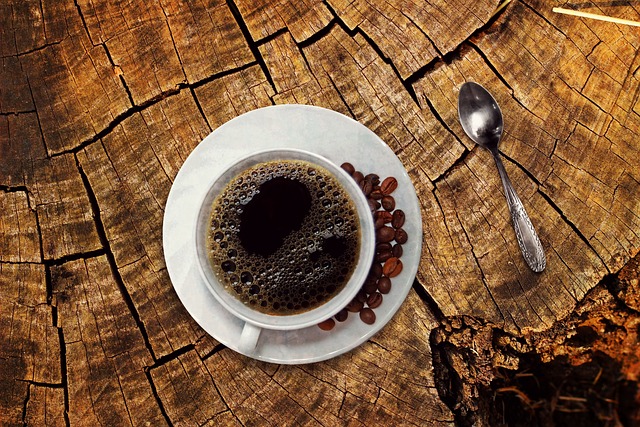 淹れたてのコーヒーとコーヒー豆、ドリッパーが並べられたテーブル