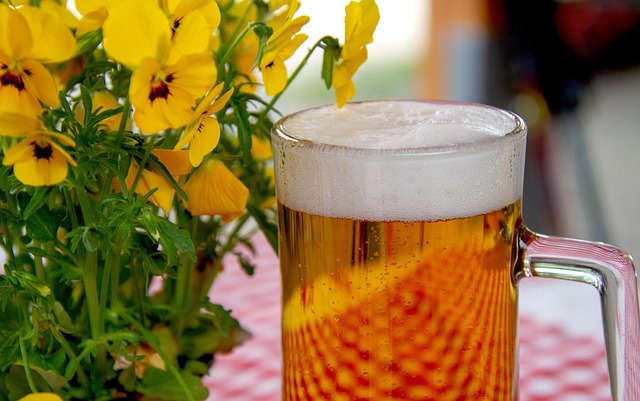 友人と自家製ビールを楽しむ人々
