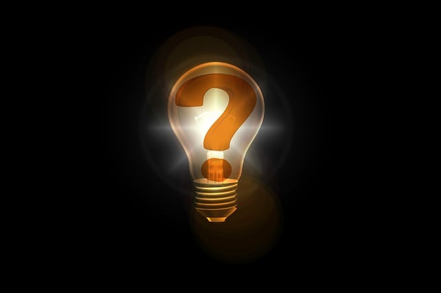 質問解決を象徴するイメージ（電球や質問マーク）