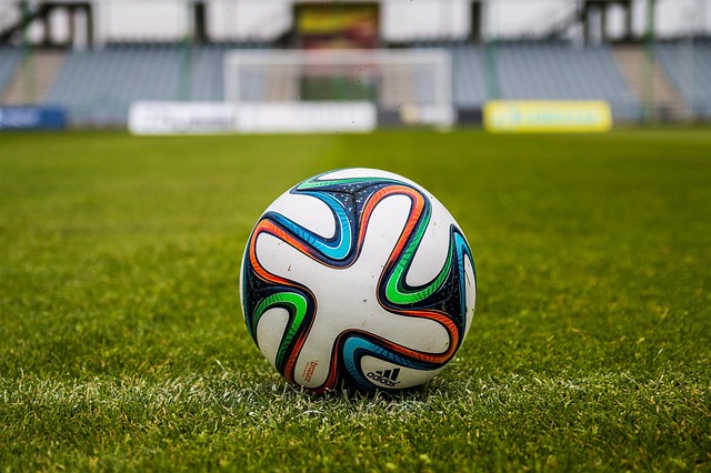 様々なサイズのサッカーボールが並べられている