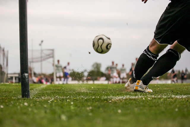 サッカーボールを手に困った顔の初心者