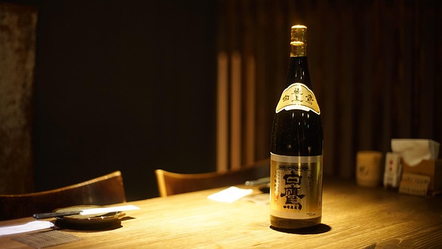 様々な種類の日本酒が並ぶ酒屋の棚