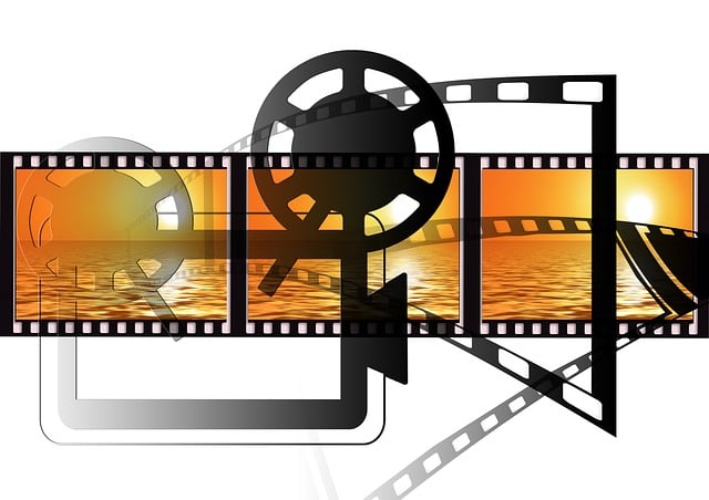 ポータブルプロジェクターで壁に映し出された大画面映像を楽しむ人々