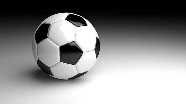 サッカーボールを手に笑顔の子供と大人