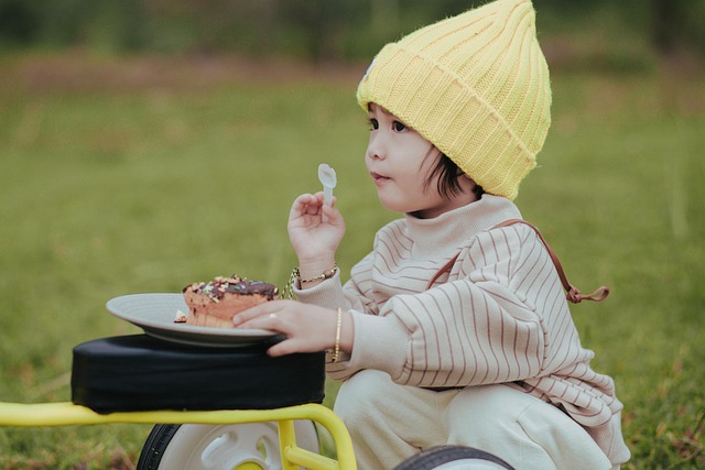 晴れた日に公園でピクニックを楽しむ家族のイメージ