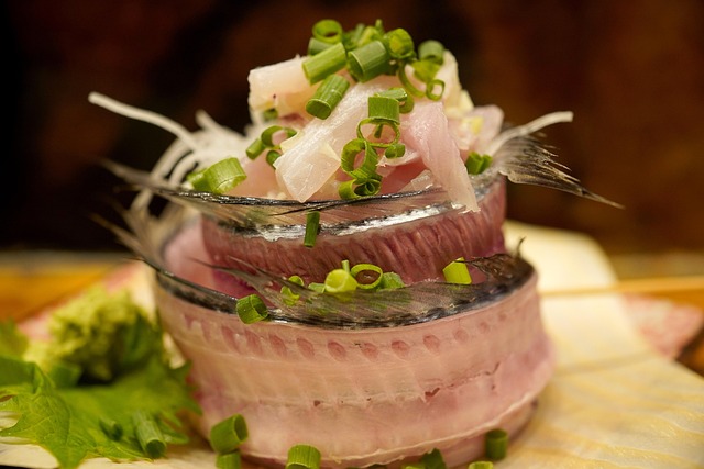 新鮮な魚を使った美しい刺身と焼き魚の盛り合わせ