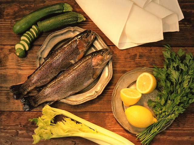 清潔なキッチンで魚をさばく際に、手袋を着用している様子