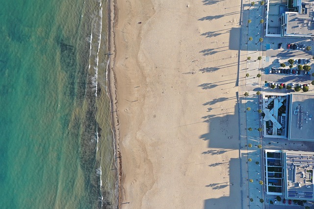 ドローンで撮影された美しい海岸線の空撮写真