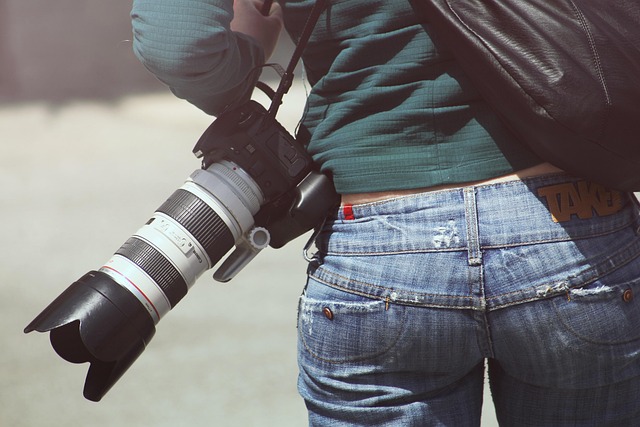 美しい風景写真を撮影する楽しそうな人物
