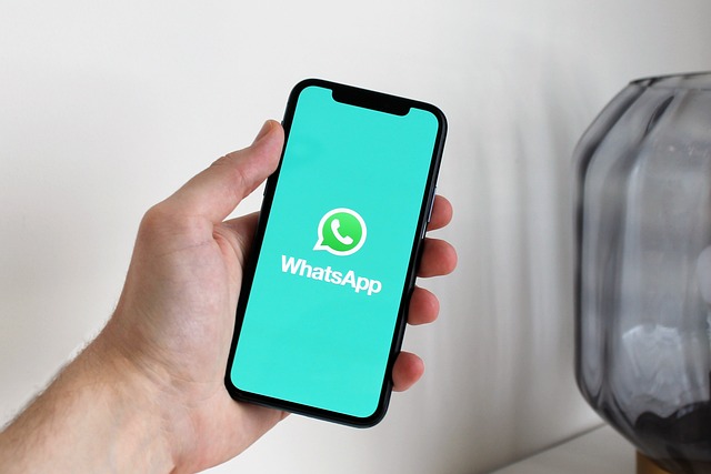 スマートフォンでスマートロックを操作する様子