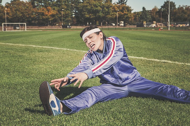 自宅で筋トレベンチを使ってトレーニングする男性