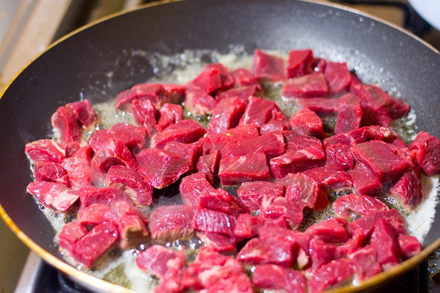 焦げ付いたフライパンと失敗した肉