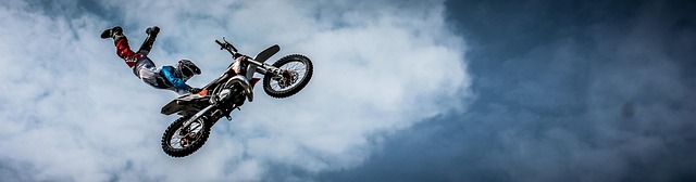 アクションカメラを手に笑顔でアウトドアを楽しむ人