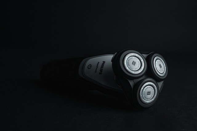 様々な種類の電気シェーバーが並べられた棚