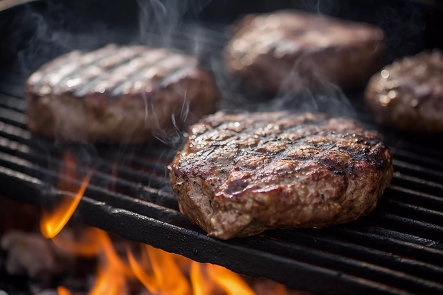 バーベキューグリルで肉を焼く手元と、周囲の準備された食材