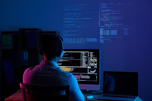 プログラミングを始める初心者のイメージ、パソコンとコード