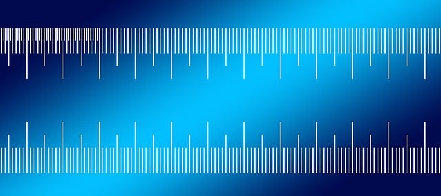 オーブンレンジの設置場所をメジャーで測り、注意深く確認する人