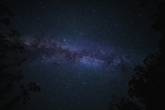 星空を撮影する人影