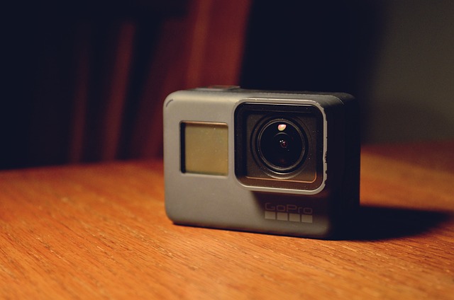 Goproのレンズを丁寧に拭いている様子