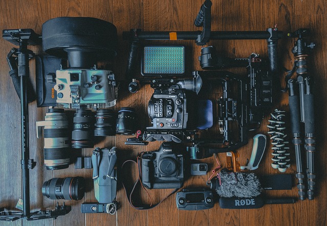 Goproを手に持ち、これから撮影を始める様子の人物