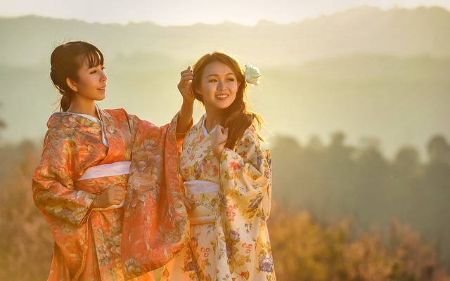 笑顔で和太鼓を叩く人々の様子