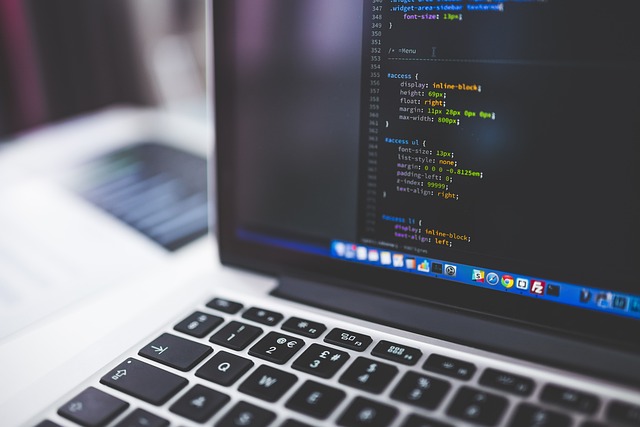 プログラミングで何かを創造する楽しさのイメージ