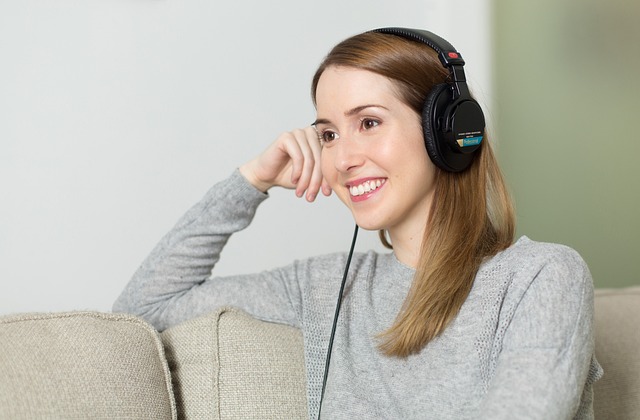 ノイズキャンセリングイヤホンでリラックスして音楽を聴く人