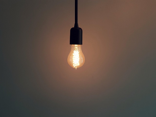 疑問符と解決策を示す電球のイラスト