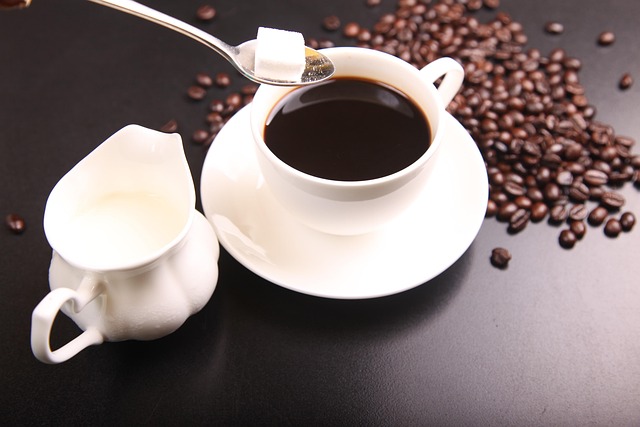 コーヒーカップと疑問符、解決策を示すアイコンが並んだイメージ