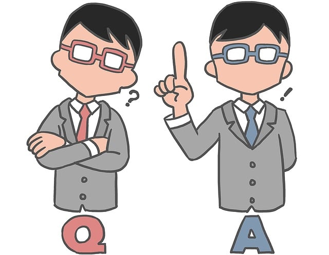 質問に答える笑顔の人物