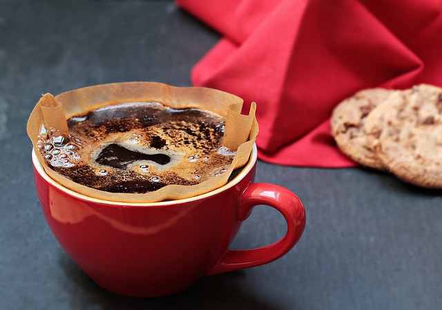 淹れたてのコーヒーとフィルター