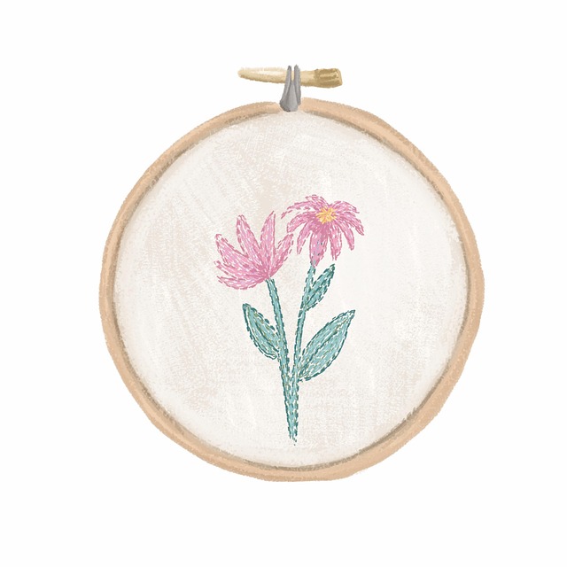 完成した刺繍作品を手に笑顔の女性