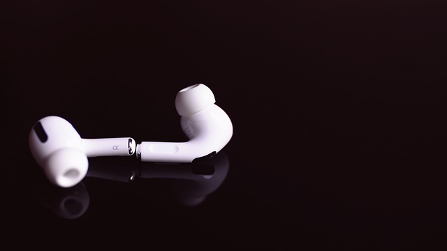 様々なワイヤレスイヤホンが並べられた様子