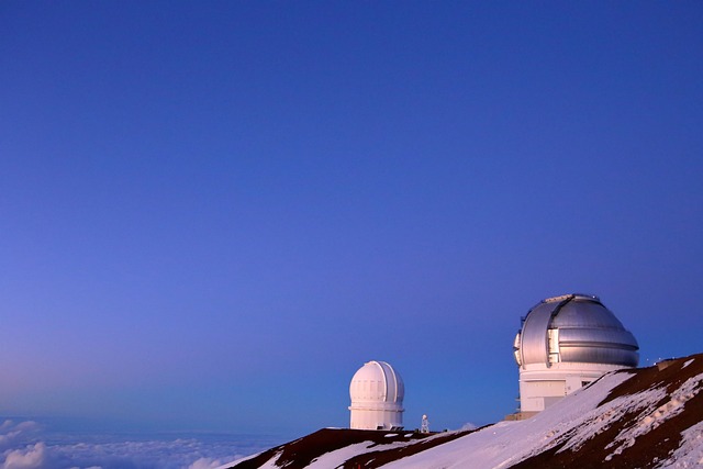 天体望遠鏡で夜空を観測する親子