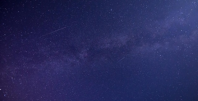 夜空に輝く満点の星と天の川