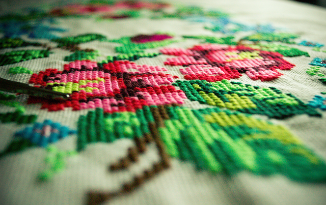 刺繍針と糸のアップ、注意を促すイメージ