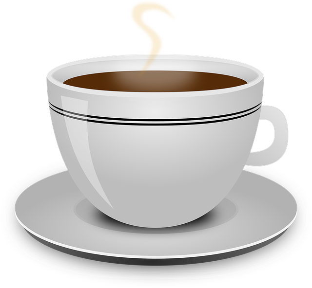 温かい紅茶を注ぐ手と、湯気の立つカップ