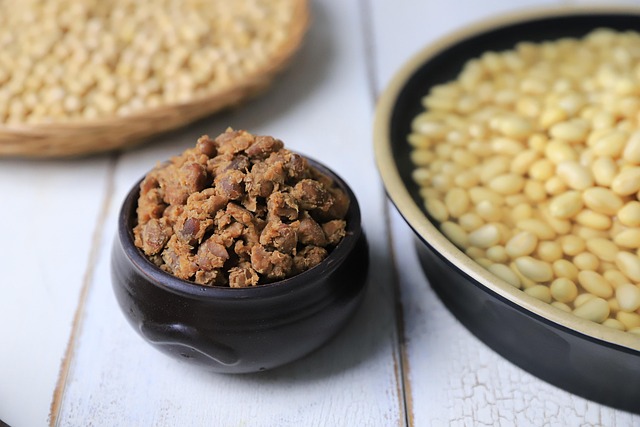 自家製味噌作りの疑問を解決する女性