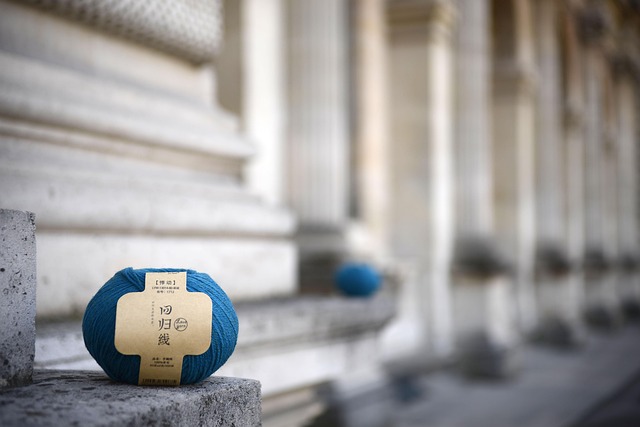 編み物を始める喜びを感じる女性が毛糸と編み針を持つ手元