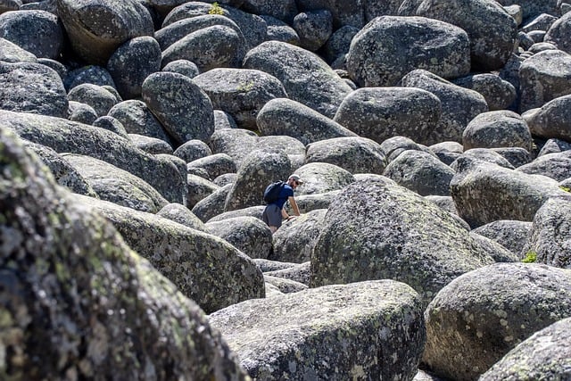 クライミングハーネスを装着したクライマーが壁を登る様子