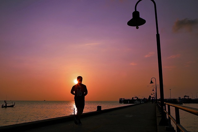 夕焼けの中を笑顔で走るランナー