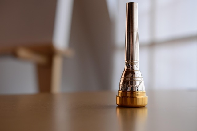 トランペットのマウスピースが複数並べられている様子