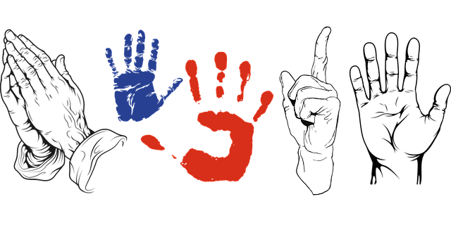 カビが生えた味噌の表面を指差す様子