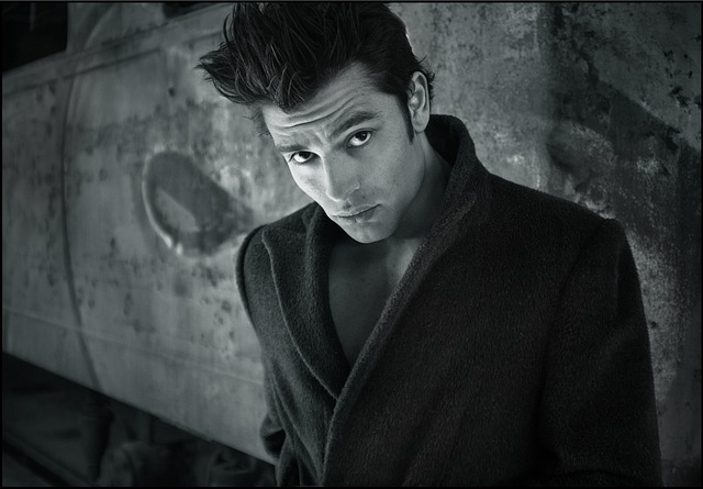 クローゼットの前で悩む女性と、笑顔でファッションを楽しむ女性の対比