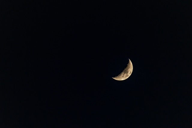 夜空に輝く星々を望遠鏡で覗く人のシルエット