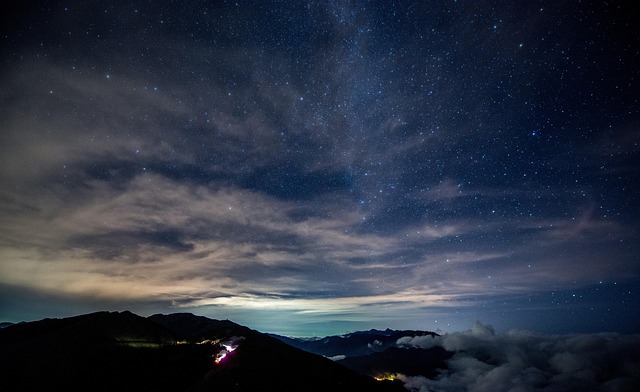 満点の星空の下で天体観測を楽しむ家族の姿