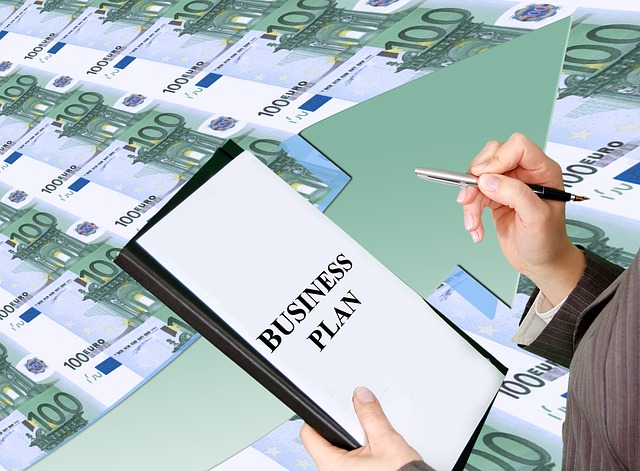 年金手帳と計算機、将来を考える人